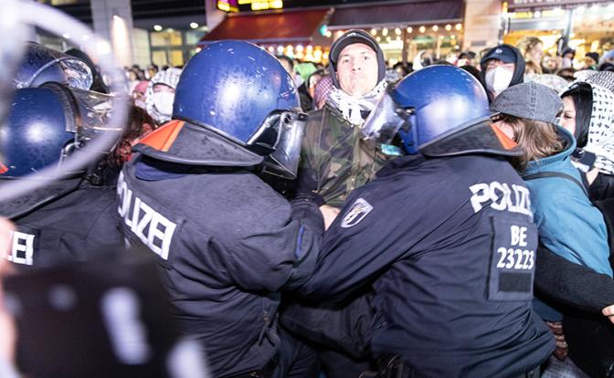 «Отношения достигли дна»: Страна стукачей возвращается к гитлеризму - «Мир»