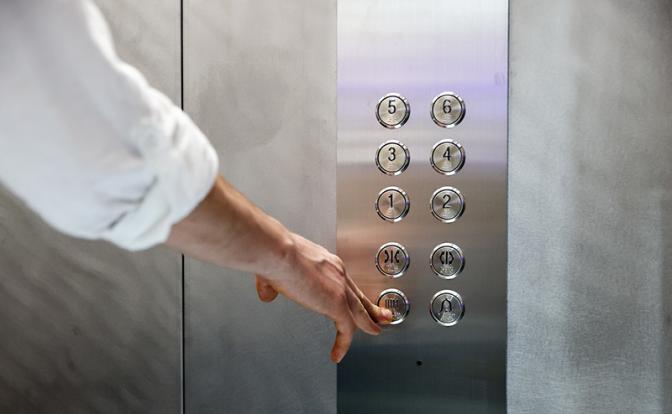 Сценарий фильма ужасов: 25 этажей, лифт сломался, запчастей нет, ремонтников нет - «Общество»