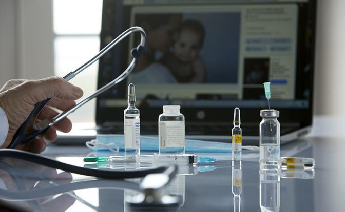 Пока власть оптимизирует медицину, россияне нашли себе доктора, который никогда никому не отказывает - «Здоровье»