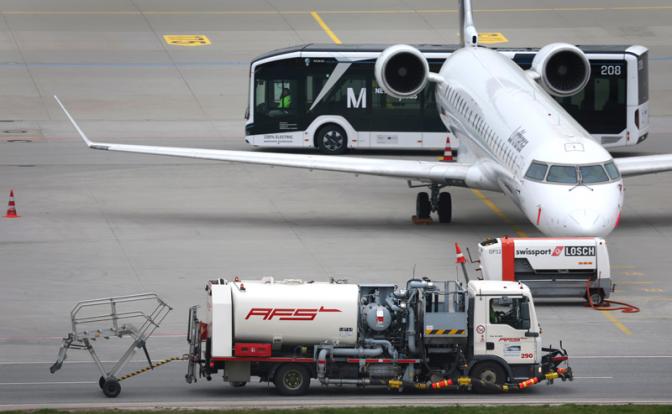 Дело пахнет керосином: Евросоюз отменяет сотни рейсов из-за нехватки топлива - «Мир»