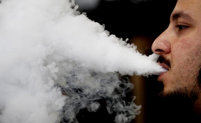 Выпускать пар тоже запретят — Мантуров объявил вейпам войну - «Здоровье»